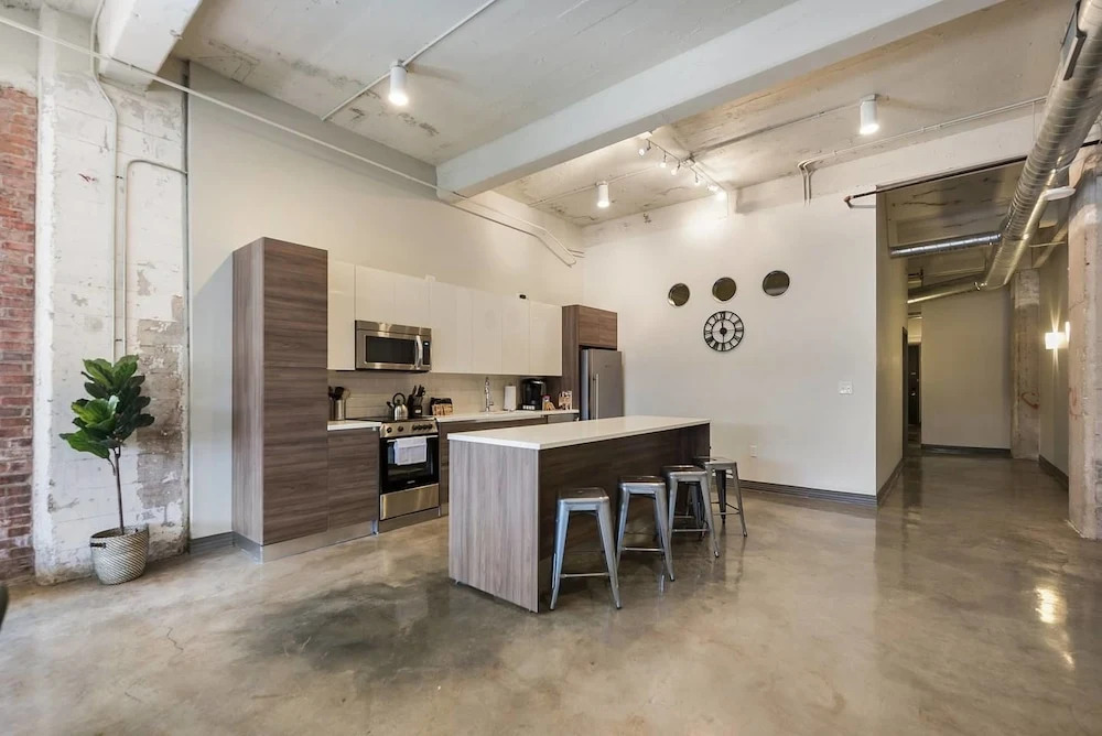 Beautiful 3bd Unit in Perfect Downtown Location