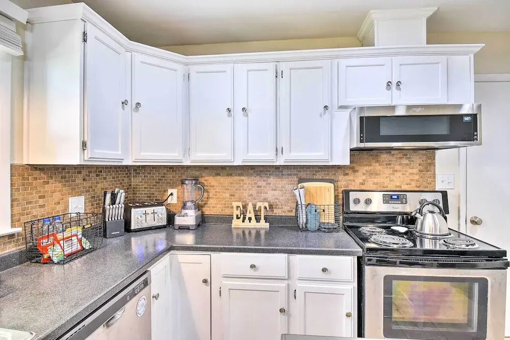 Charming Hampton Home w/ Yard: 2 Mi to Beach!