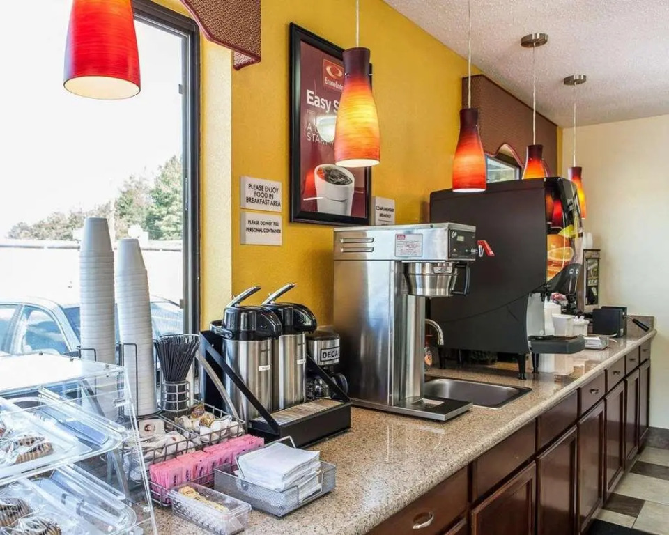 Econo Lodge Cartersville-Emerson Lake Point