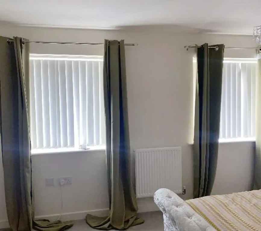 2 Bed House - Sleeps 4 - Parking - Wifi