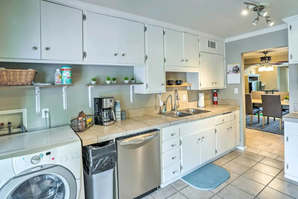 1 Mi to Old Town Scottsdale: Home w/ Putting Green