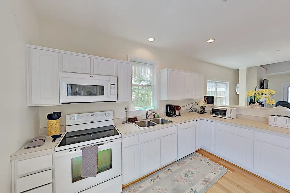 Coastal Getaway W/ 2 Living Areas - Walk To Beach 4 Bedroom Home