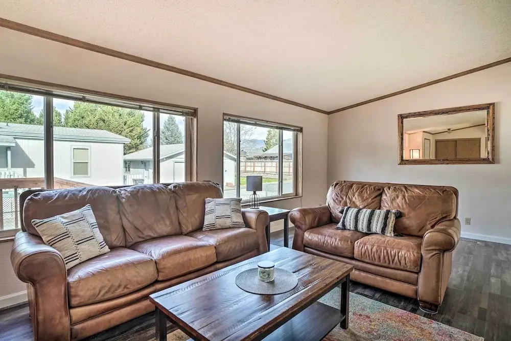 Charming Grants Pass Home w/ Large Backyard!