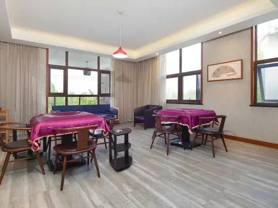 Yijia Hot Spring Resort Hotel (Jiezi Ancient Town Shop)