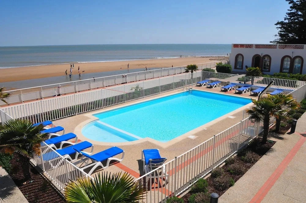Seafront Studio Stay in Loire