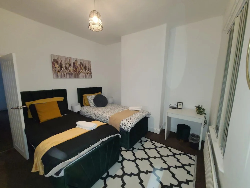 2 Bed House - Sleeps 5 - Pets - Parking - Wifi
