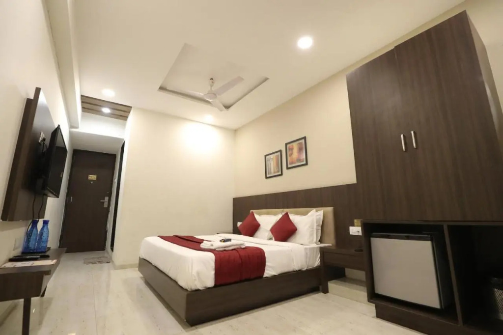 Hotel Privya Rooms and banquet Surat