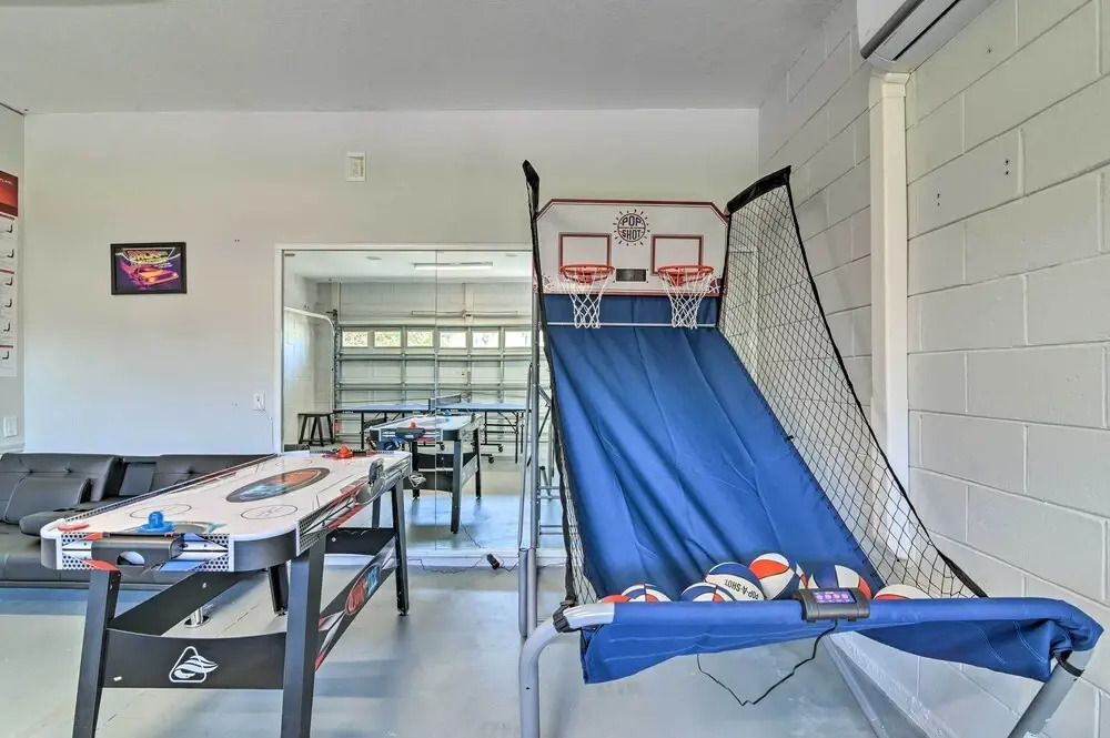 5 Mi to Disney World: Retreat w/ Pool & Lanai