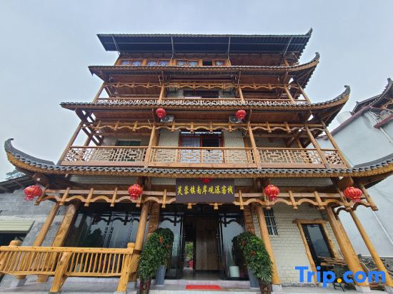 Furong Town Waterfall View Inn
