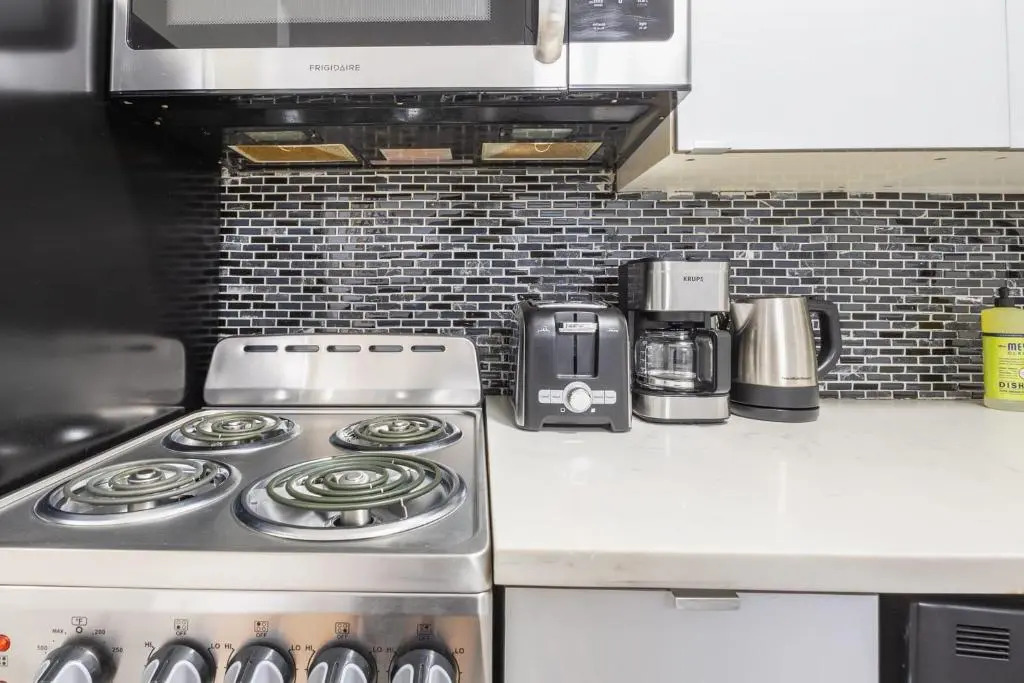 26-1c New 1BR Gramercy W D Shared Outdoor