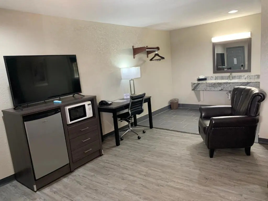 Crescent Park Motel & Suites