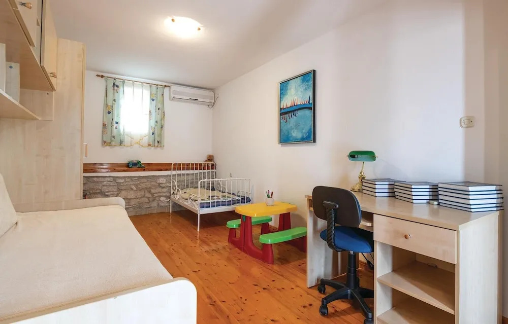 4 Bedroom Lovely Home In Hrboki