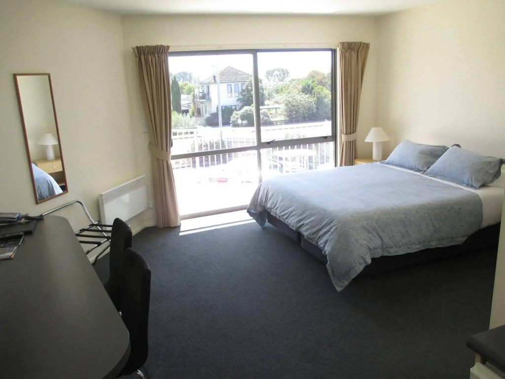 Bay Crest Motor Lodge