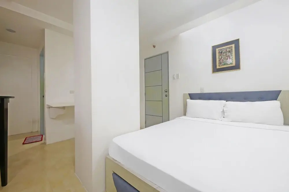 OYO 896 Silverio Suites