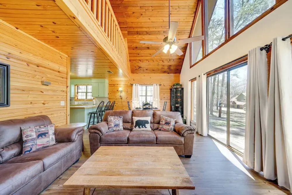Cabin w/ Private Hot Tub: 2 Mi to Broken Bow Lake!