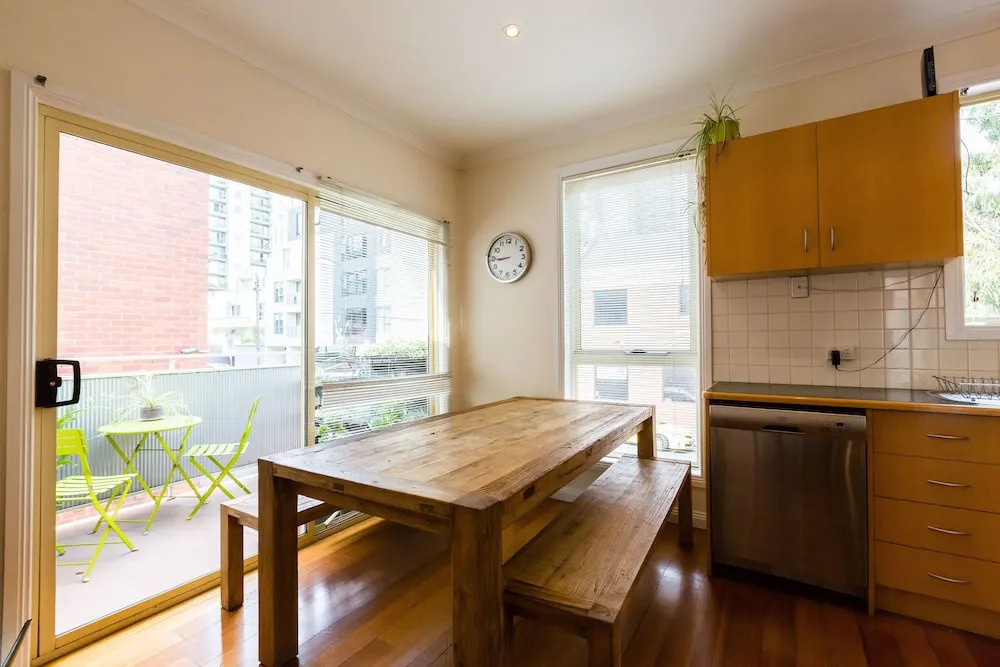KIM, 2BDR West Melbourne Apartment