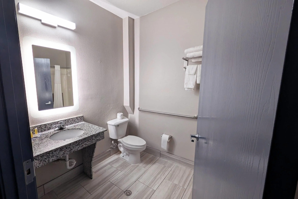 Days Inn & Suites by Wyndham Augusta Near Fort Eisenhower