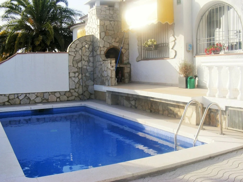 Beautiful Holiday Home for 4 With Private Swimming Pool