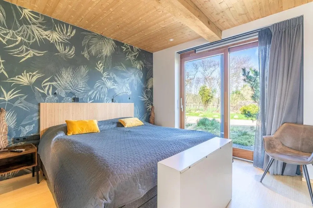 Stylish Overnight Stay With a hot tub and Atmospheric Fireplace
