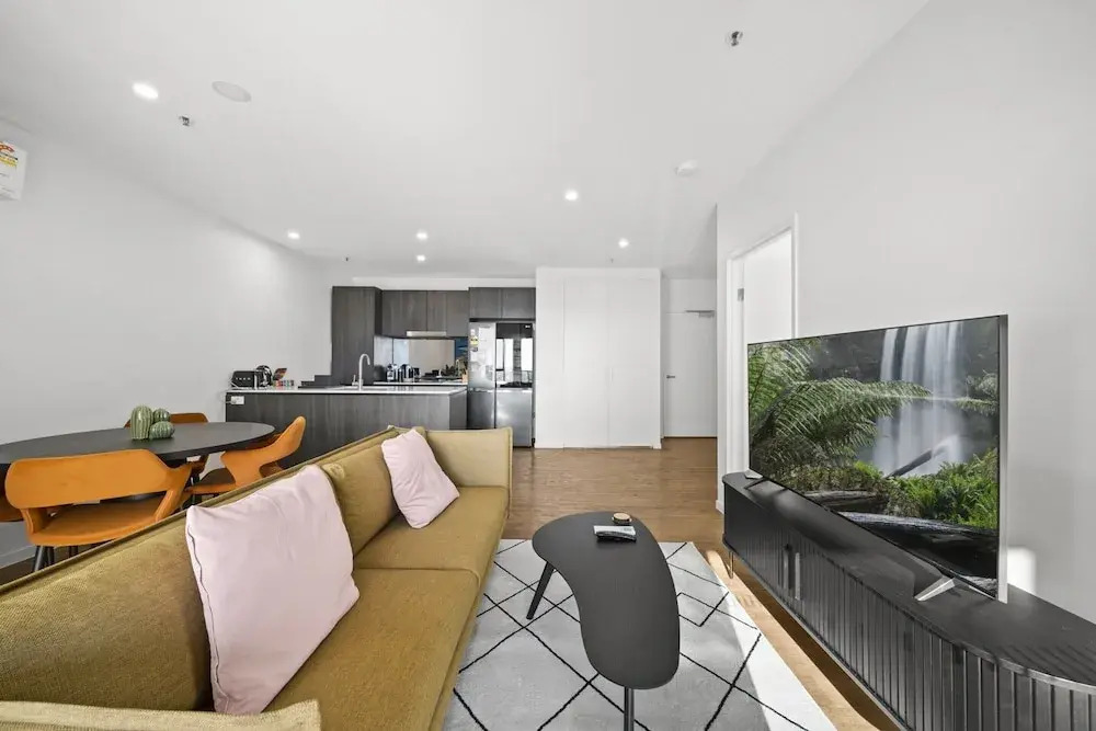 Refined 2-bed With Luxurious Building Amenities