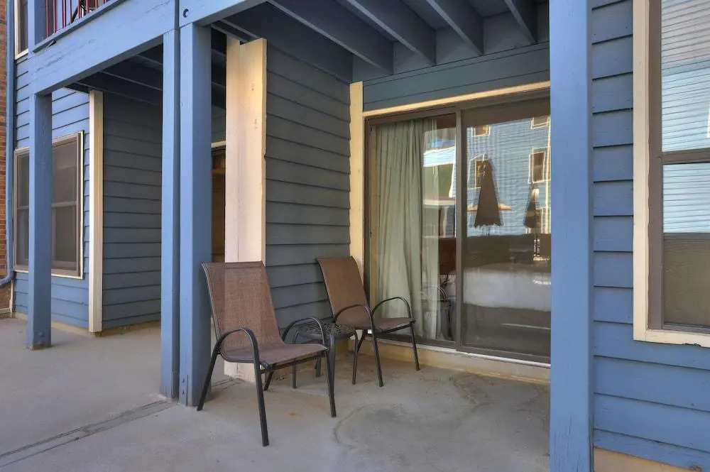 1br Cozy Winter Hideway- Walk To Apres, Shops, Fun- Sleeps 6 1 Bedroom Condo by RedAwning