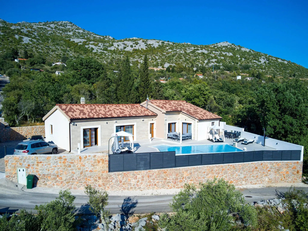 Amazing villa with pool and sea view surrounded by nature