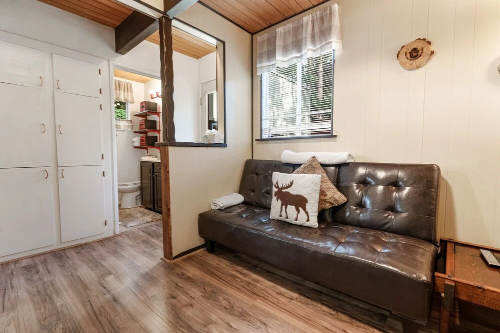 Pinecone Cabin - Cozy And Charming Cabin In A Prime Location! Beautiful Wood Burning Fireplace! 2 Bedroom Home