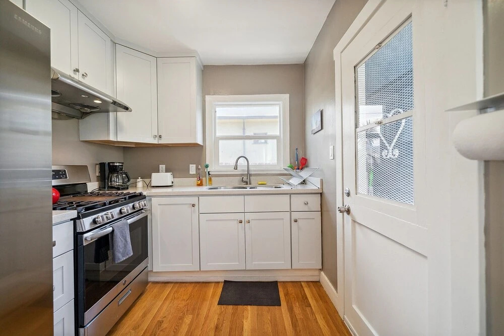 Centrally Located 2 Bedrooms Walkable 2 Duplex by Redawning