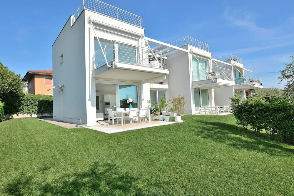 The White Apartment With Pool