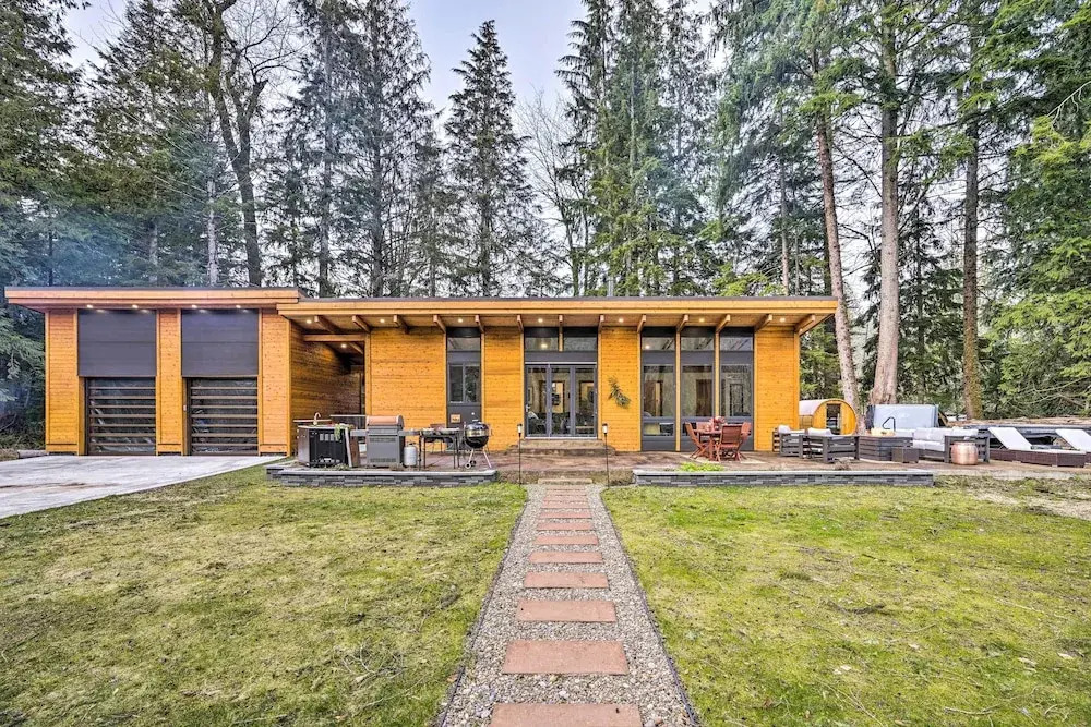 Heated Swim Spa! 15-Acre Cabin on Skykomish River