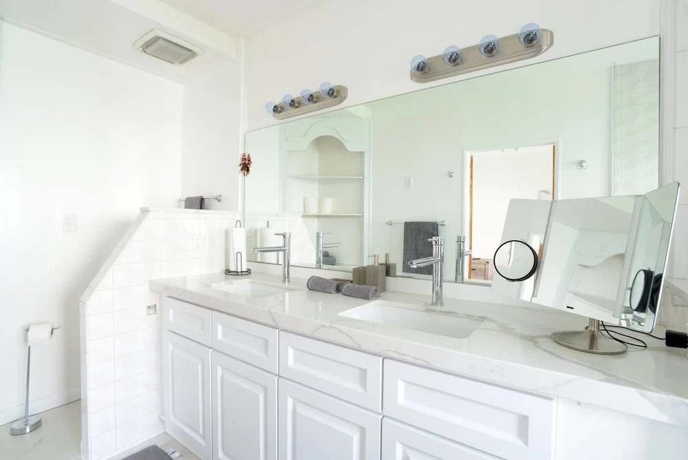 Spacious House on Melrose w Private Backyard Gym
