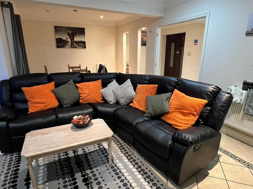 Captivating 5-bed House in Milton Keynes