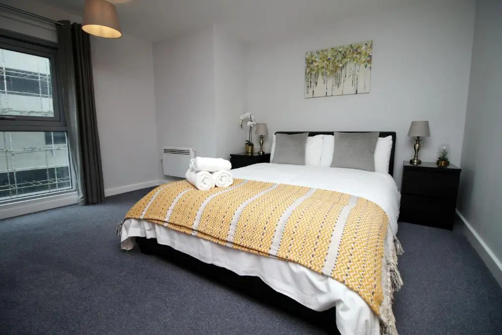 Violet's Corner Luxury Apartment by StayStaycations