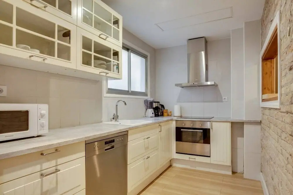 Cosy 3 Bed 2 Bath in Vibrant Eixample, Near Metro