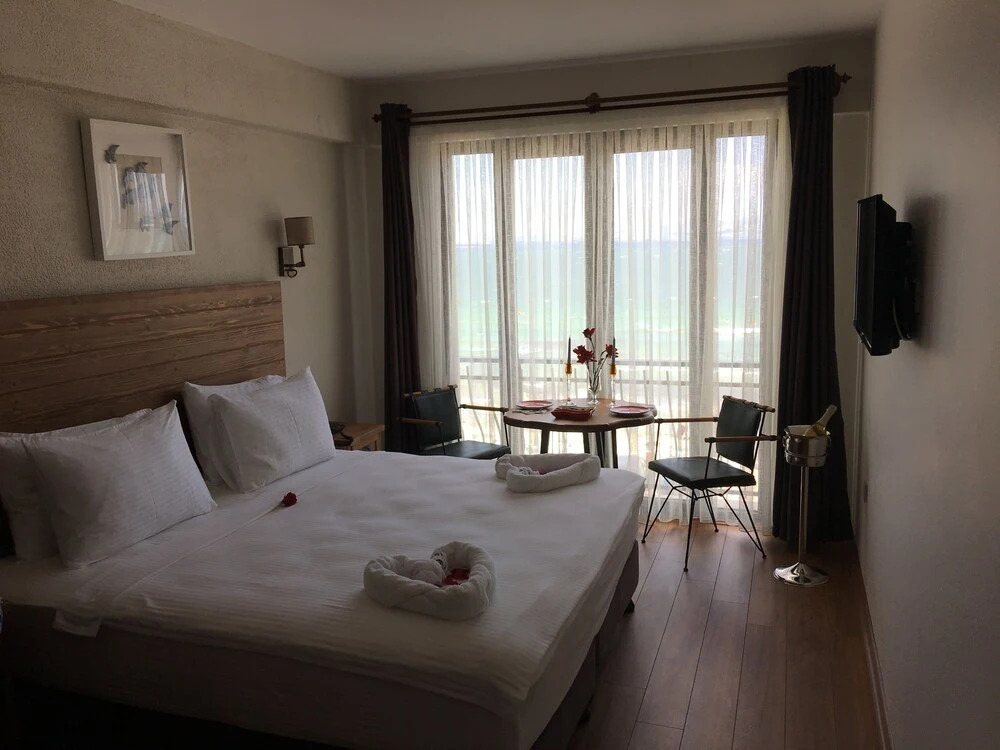 8 Rooms Hotel