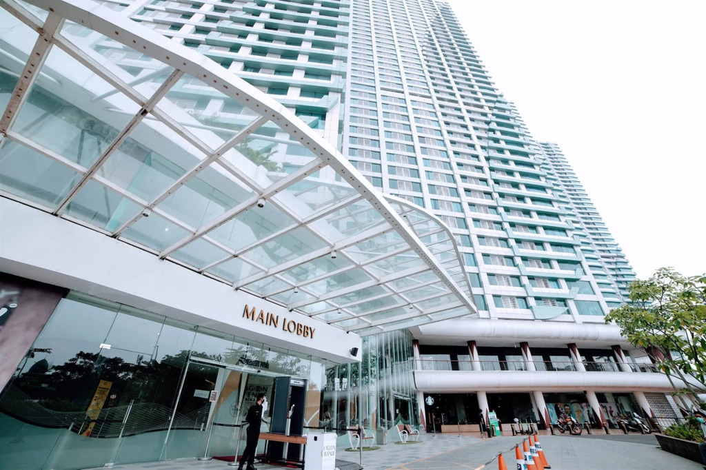 Enjoy Living Studio Room at High Floor Grand Kamala Lagoon Apartment By Travelio