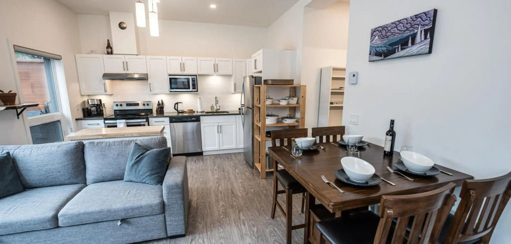 Niska's Den by Revelstoke Vacations