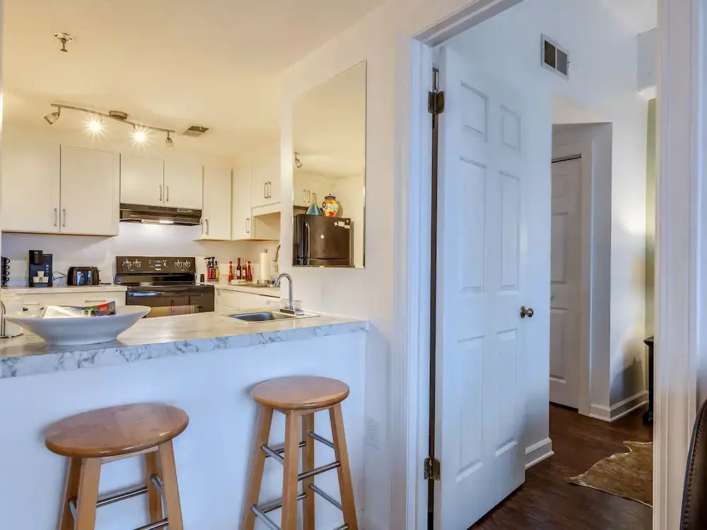 Uhost AI 2BR Condo w Balcony Great Views