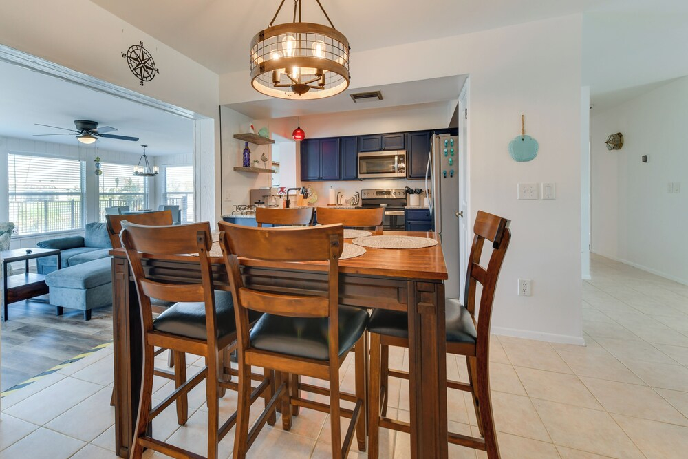 Family Friendly! Games! Waterfront North Port Home