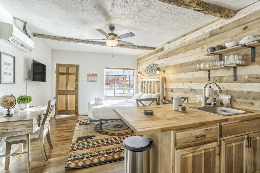 1BD Suitenear Old Colorado City & Hiking!dogs Welcome!