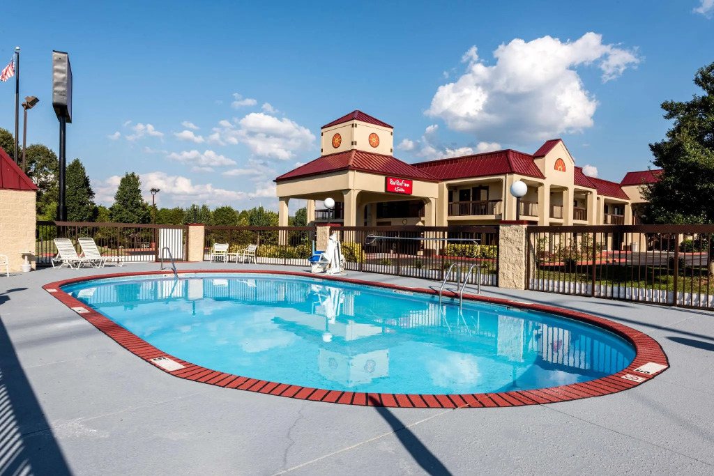 Red Roof Inn & Suites Clinton, TN