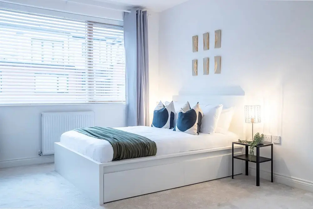 4 Bed Modern Home Balcony & Free Parking