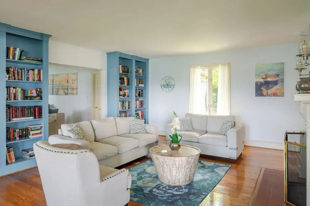 Hot Tub + Private Beach: Waterfront Urbanna Escape