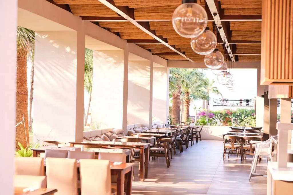 LAUR HOTELS Experience & Elegance