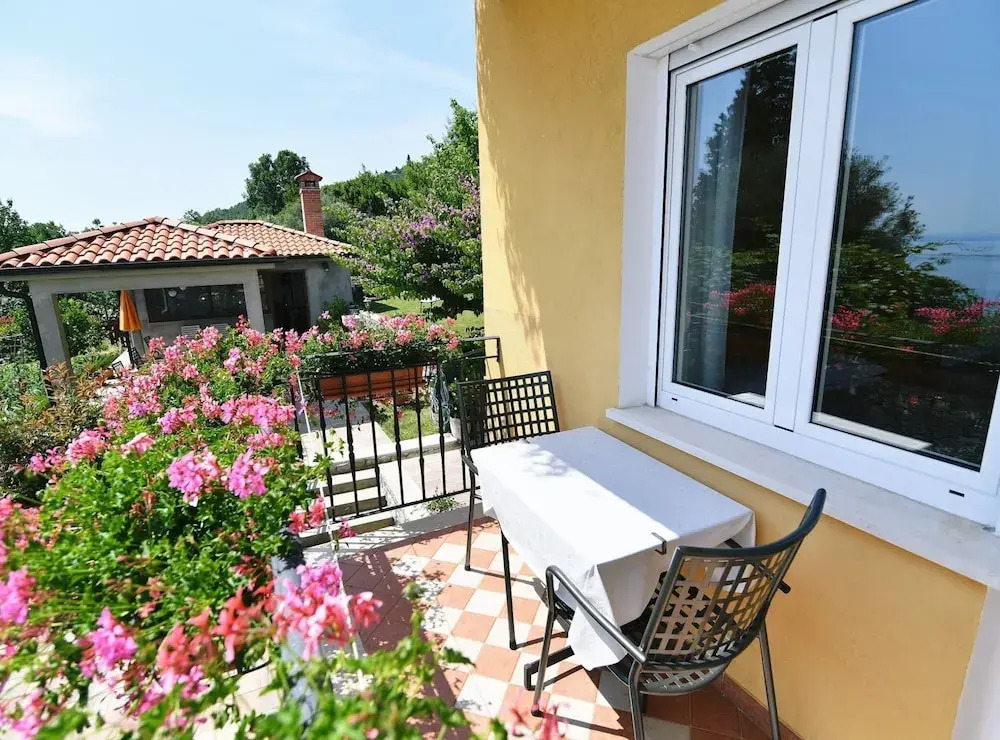 Scenic Retreat Rooms and Family Apartment