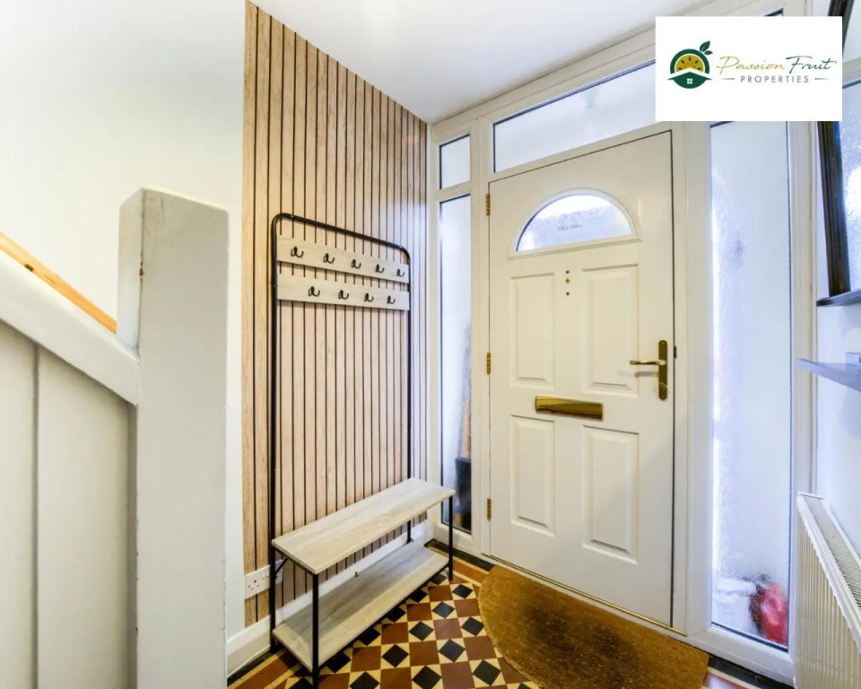 3 Bedroom House By Passionfruitproperties Near Coventry & Warwickshire Hospital With Free Wi-fi, driveway & Garden, DSC