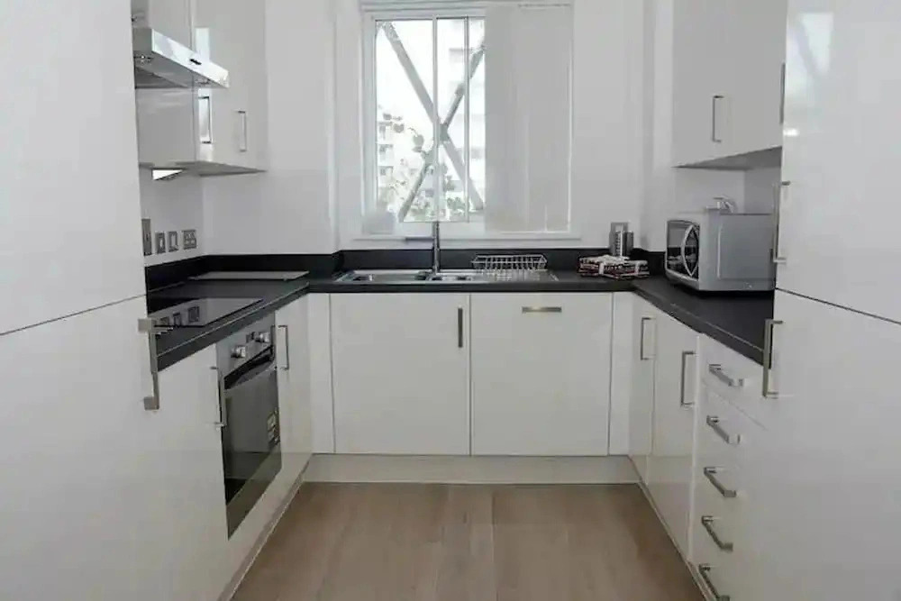 Near Dlr Station-family-sleeps 4-pets-parking