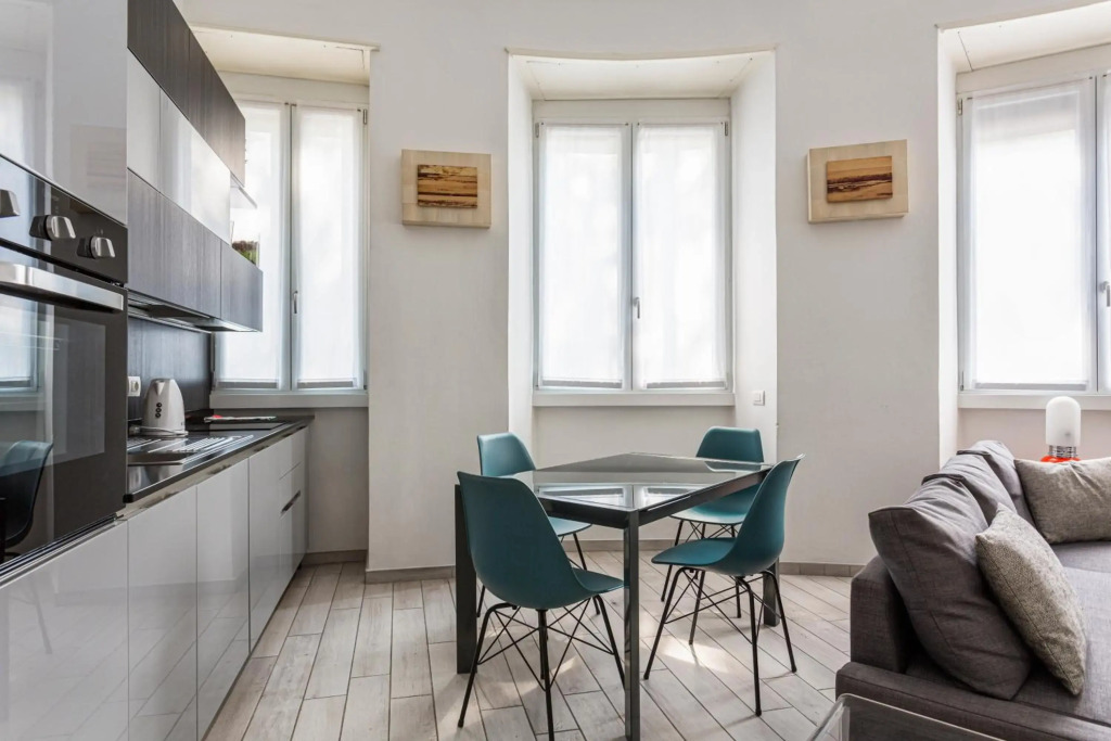 Wide and Bright Apartment next to metro station - Pacini