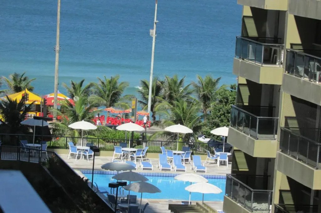 Lindo apto no Barrabela, todo equipado, com arcondicionados split novos no quarto e na sala, limpíssimo, cheiroso, novinho, condomínio em frente à praia, com piscina aquecida, sauna, quadra, academia, lavanderia, salão de beleza, restaurantes, mercado 24h