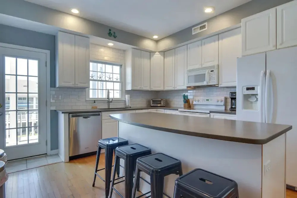 Bay-view Retreat w/ 5 Balconies in Bethany Beach!